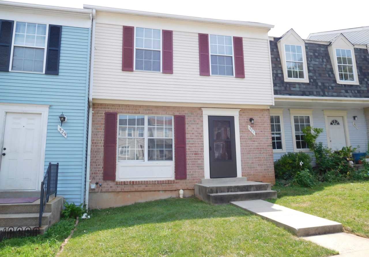 Spacious Townhome Close To EVERYTHING