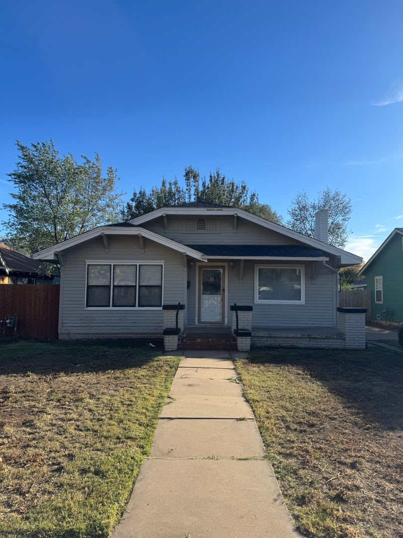 Adorable 2/1 !!! walking distance to the elementary school!