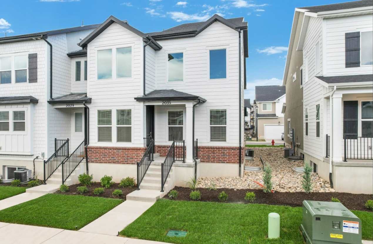 Pet-Friendly End-Unit Townhome in Lehi.