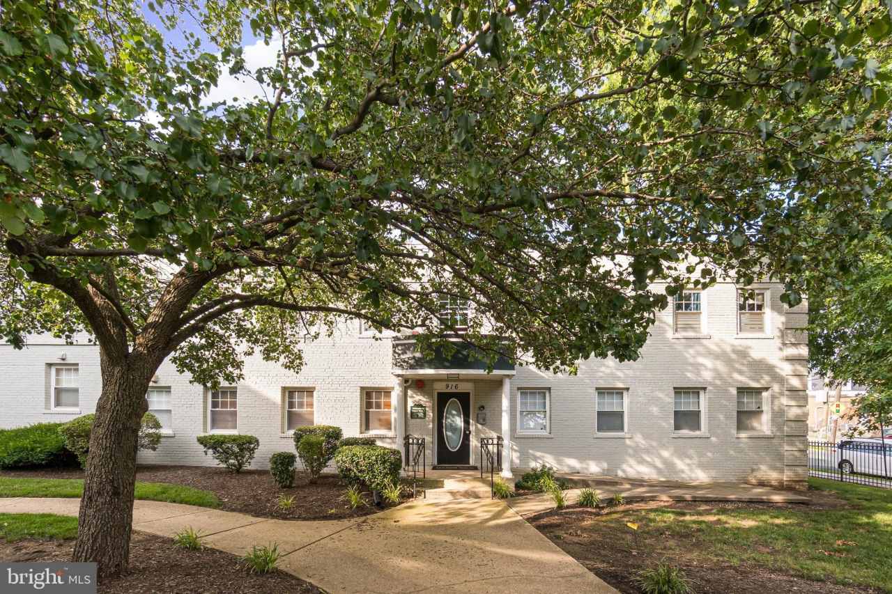 916 BARNABY Street SE unit: 201