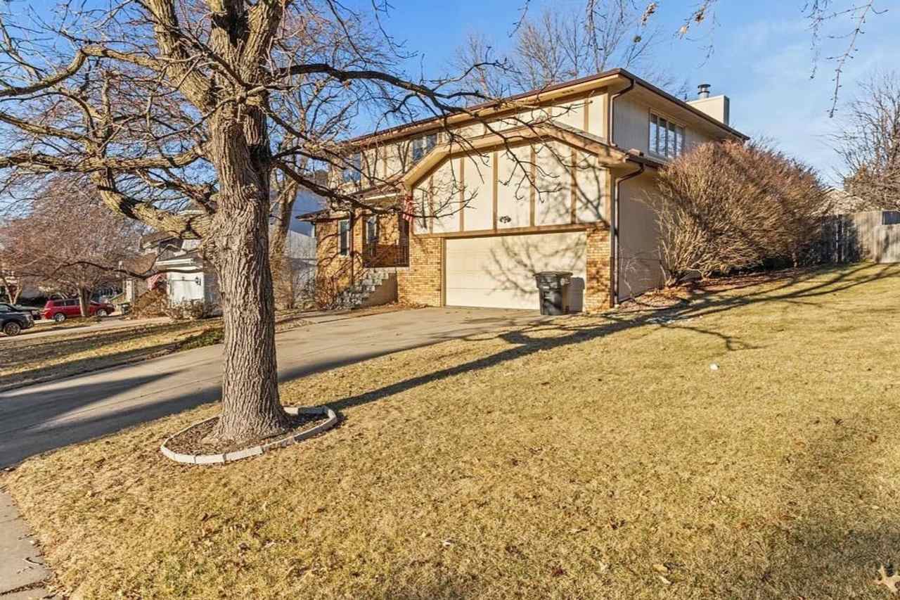 Spacious Harvey Oaks 4-bedroom home with classic charm and modern updates