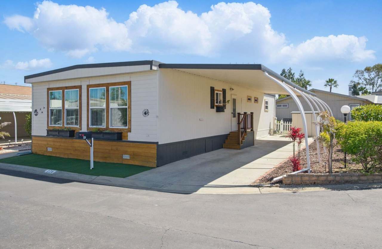 Highly Desirable Double Wide 55+ Home in Rancho Escondido!