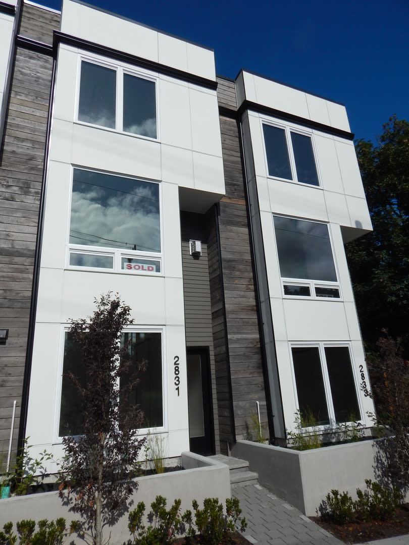 3 bd 2.5 bath Lower Queen Anne townhouse wtih 2 parking spaces. Bedroom and Bathroom at 1st floor