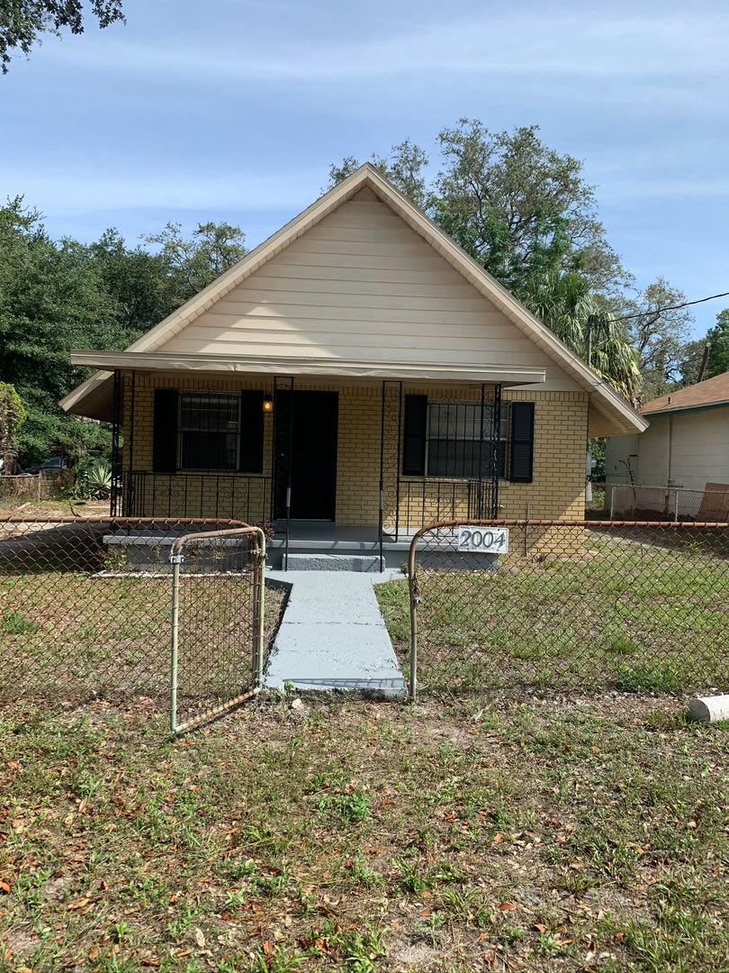 2004 E GENESEE ST,