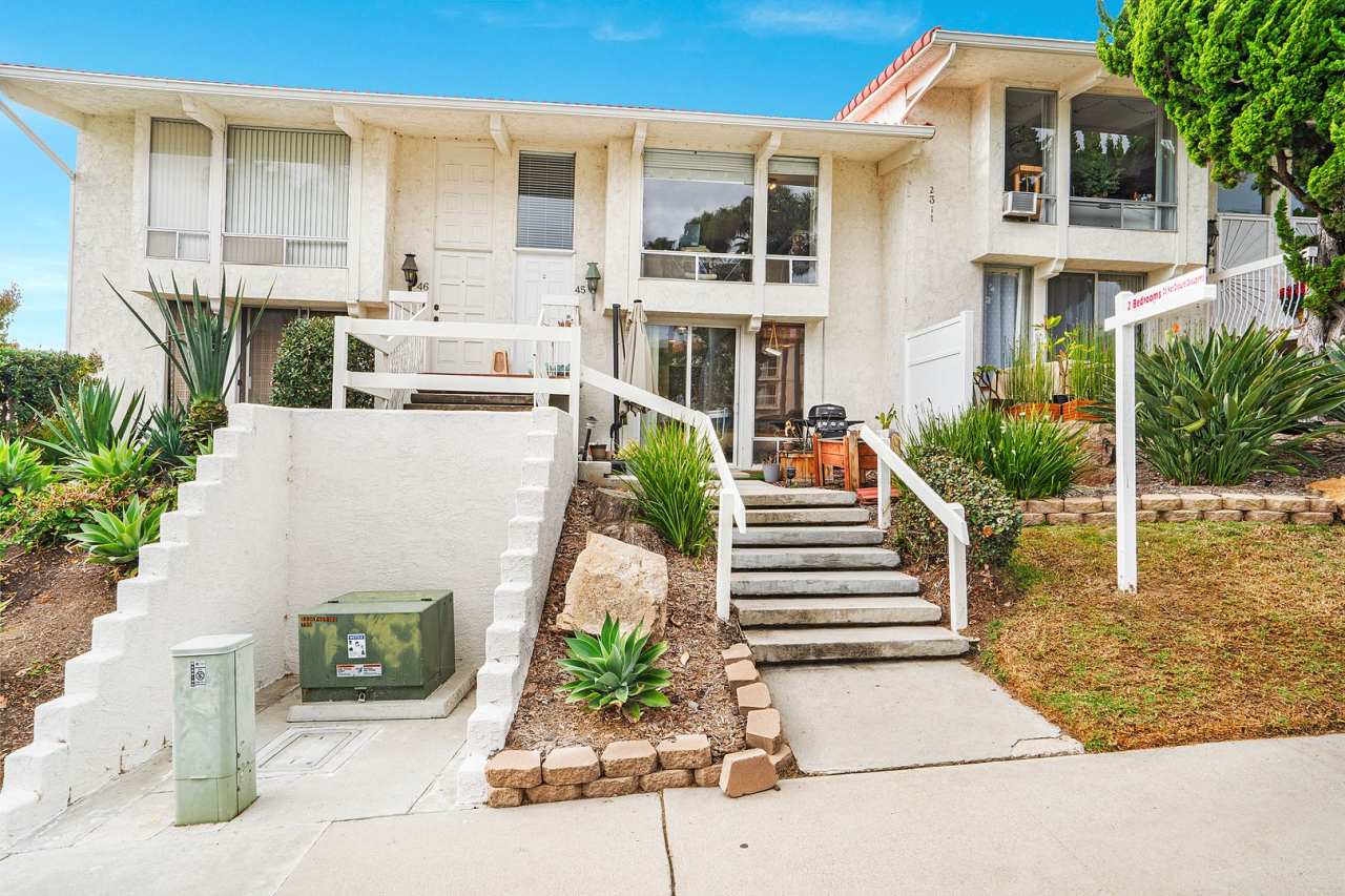 Spectacular Modern/Contemporary/Loft-like tri-level Townhome
