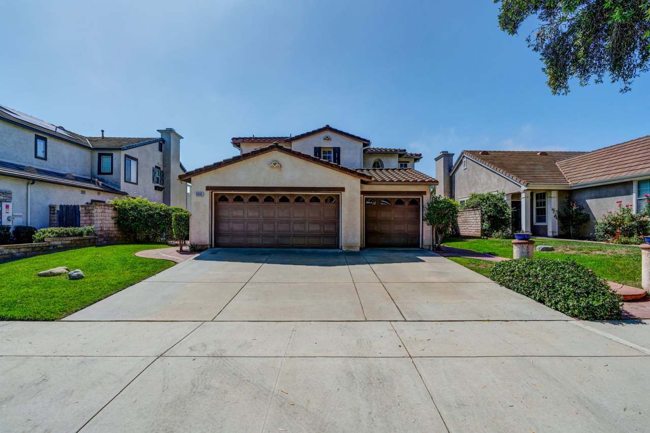 Beautiful 4 bedroom 3 bath with bonus room in Thousand Oaks!