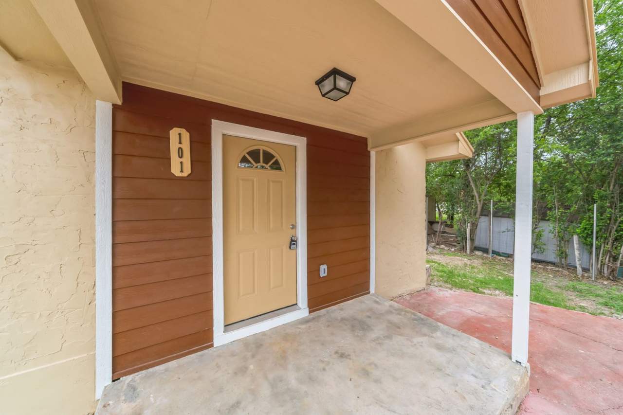 FOR LEASE 2/1 CORNER HOME