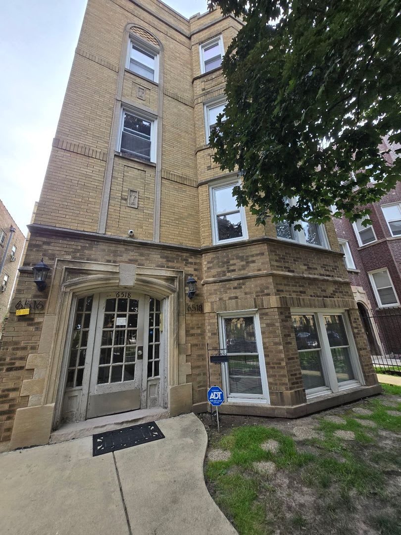6518 N Mozart St, Unit 1 Chicago, IL, 60645