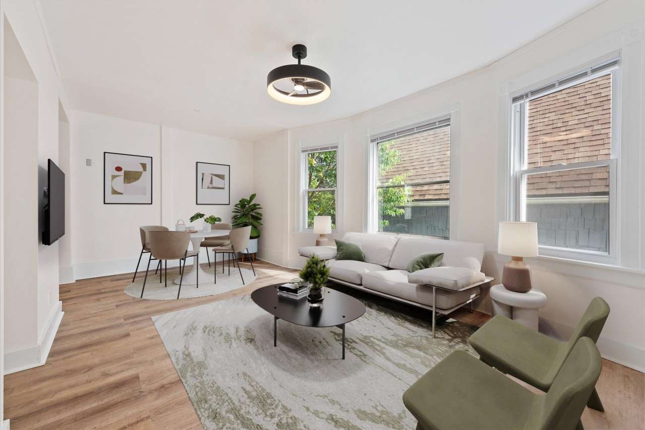 2026 E Kenilworth Pl