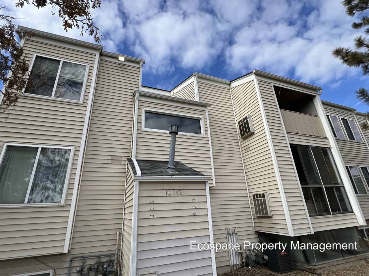 2 Bedroom 1 Bathroom Garden Level Apartment in Aurora