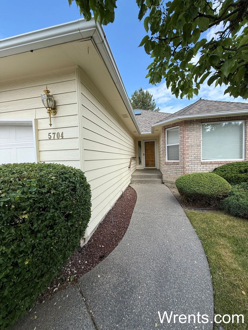 Charming 3 bed / 3 bath Home Near The Creek at Qualchan Golf Course!
