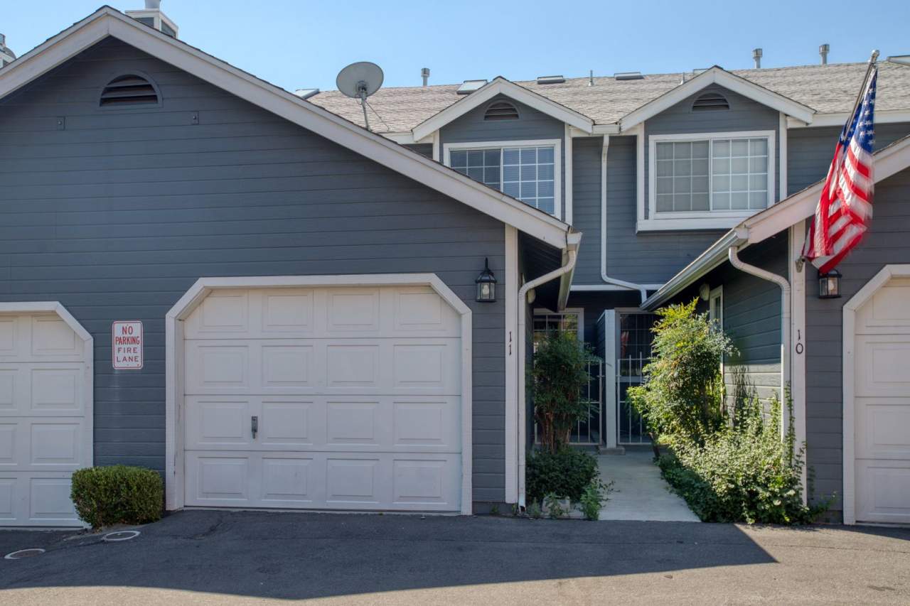 One car garage Townhouse