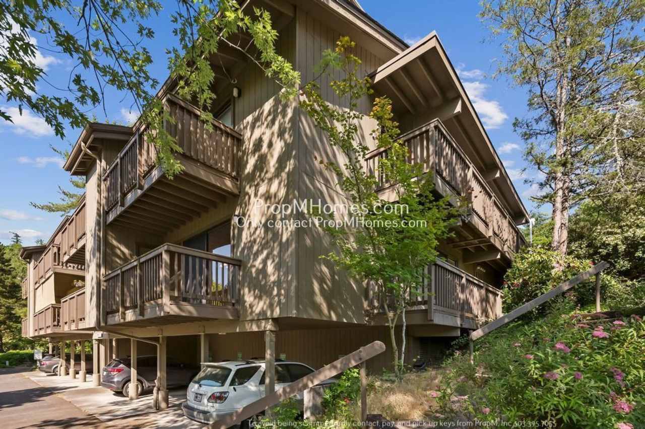 Light  Bright Condo in West Haven – Covered Parking + Clubhouse Access!
