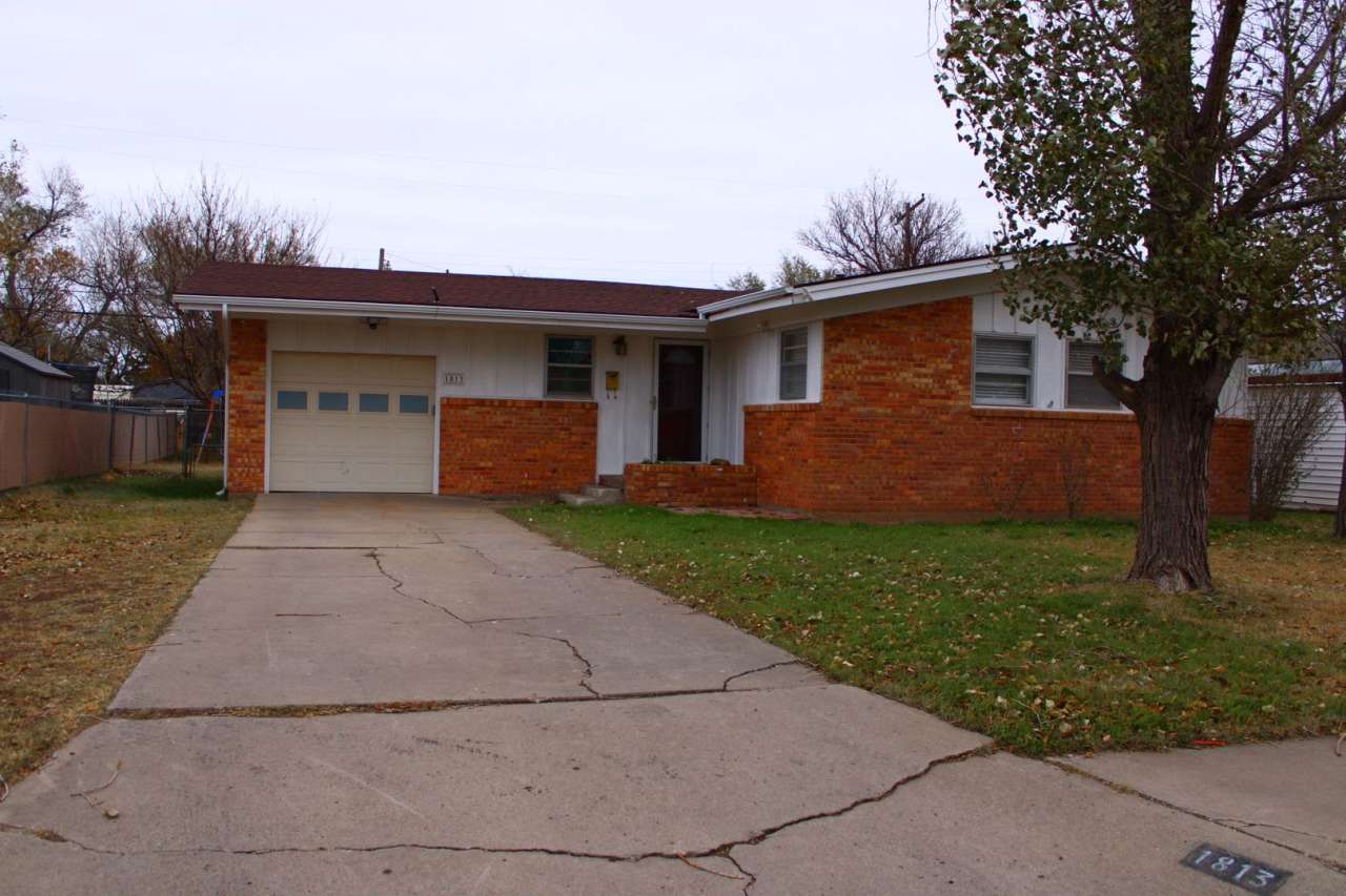 Located in Avondale 3bedrooms 2bathrooms 1 car garage
