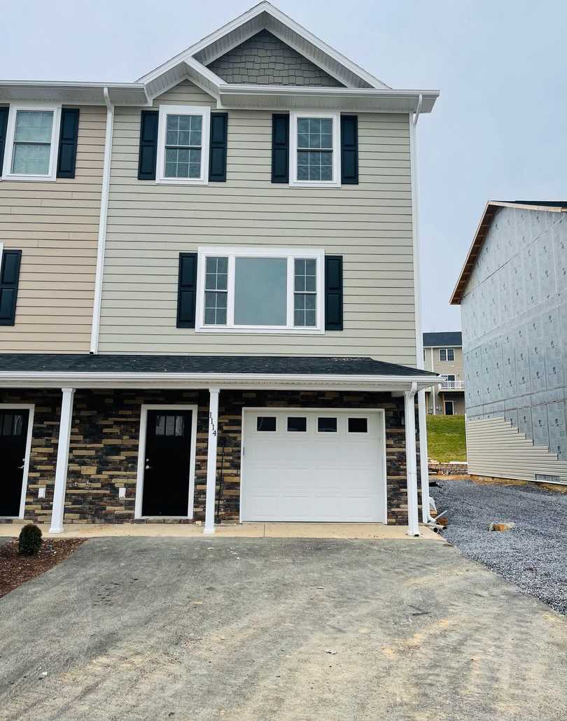 Like New Townhouse for Rent - END UNIT