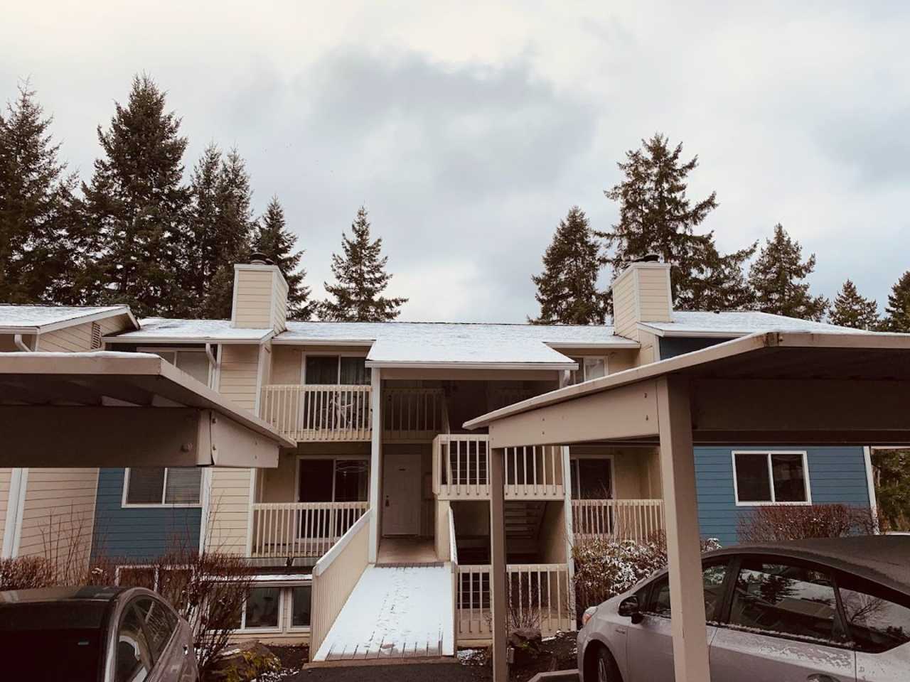 Redmond 1 bd/1 bath 1 parking ground level condo with water/sewer/garbage