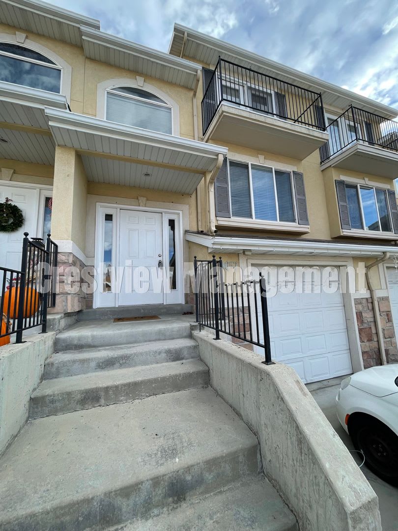 Charming 3-Bedroom Townhome with Garage in Sandy