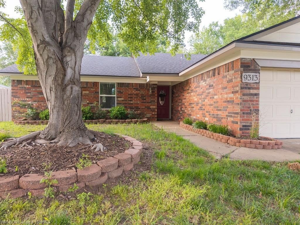 9313  S Houston  ST