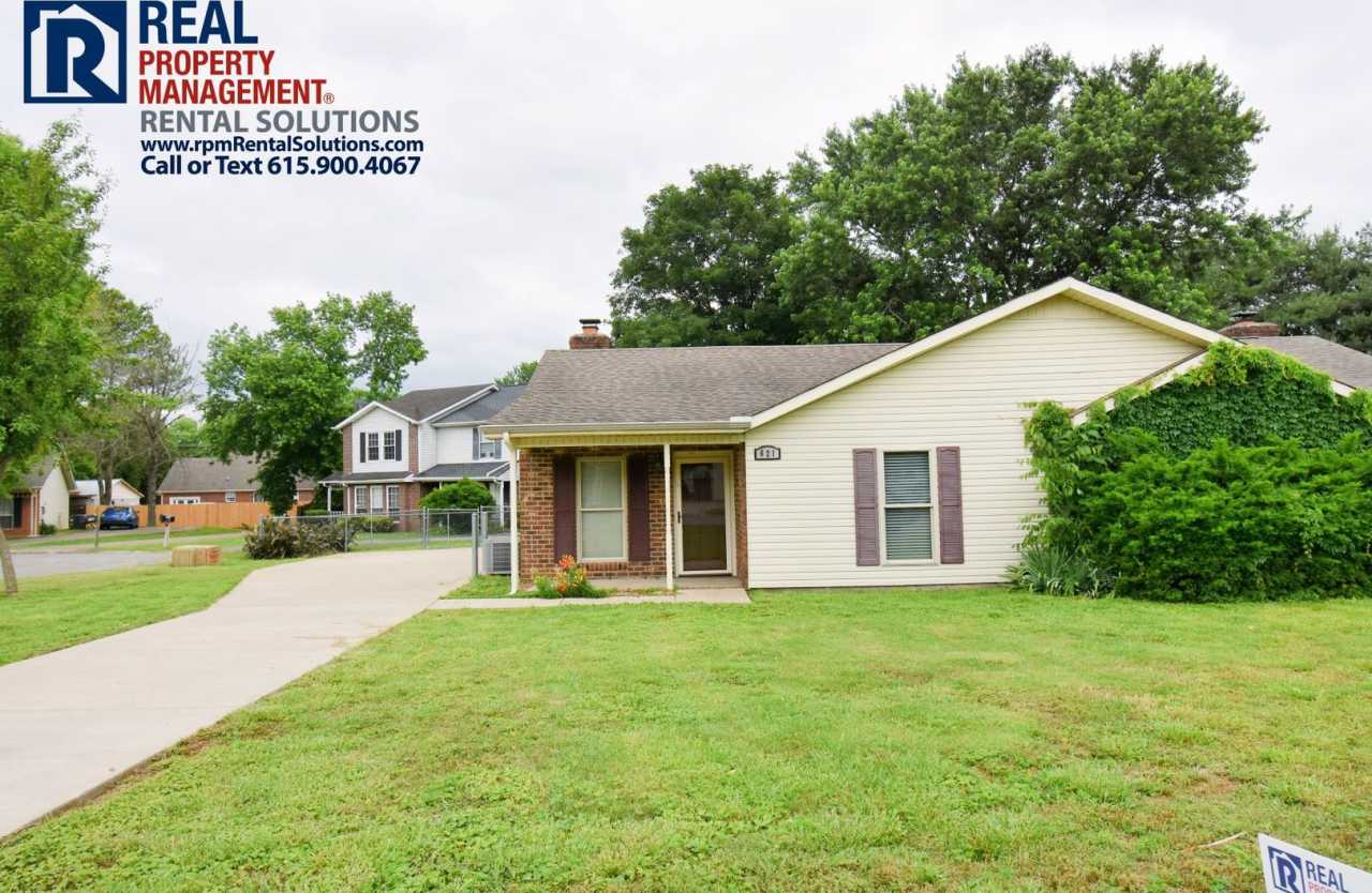 Great 3 bedroom 2 bath in Murfreesboro! Fenced in back yard!