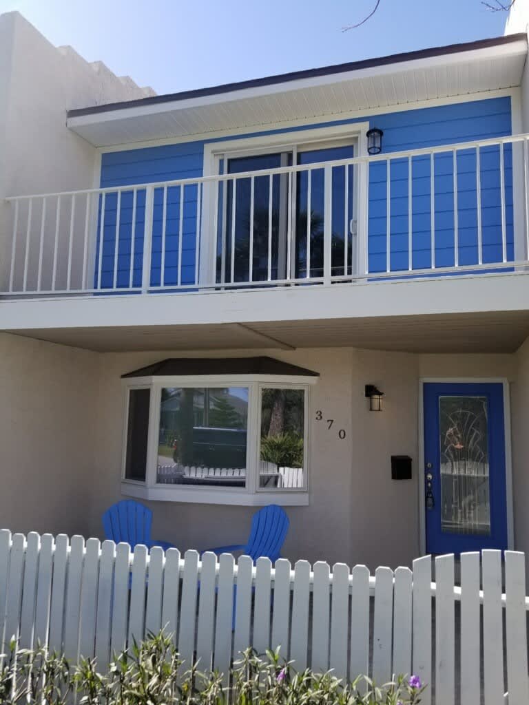 Great 2 bedroom located just 3 blocks from the beach!