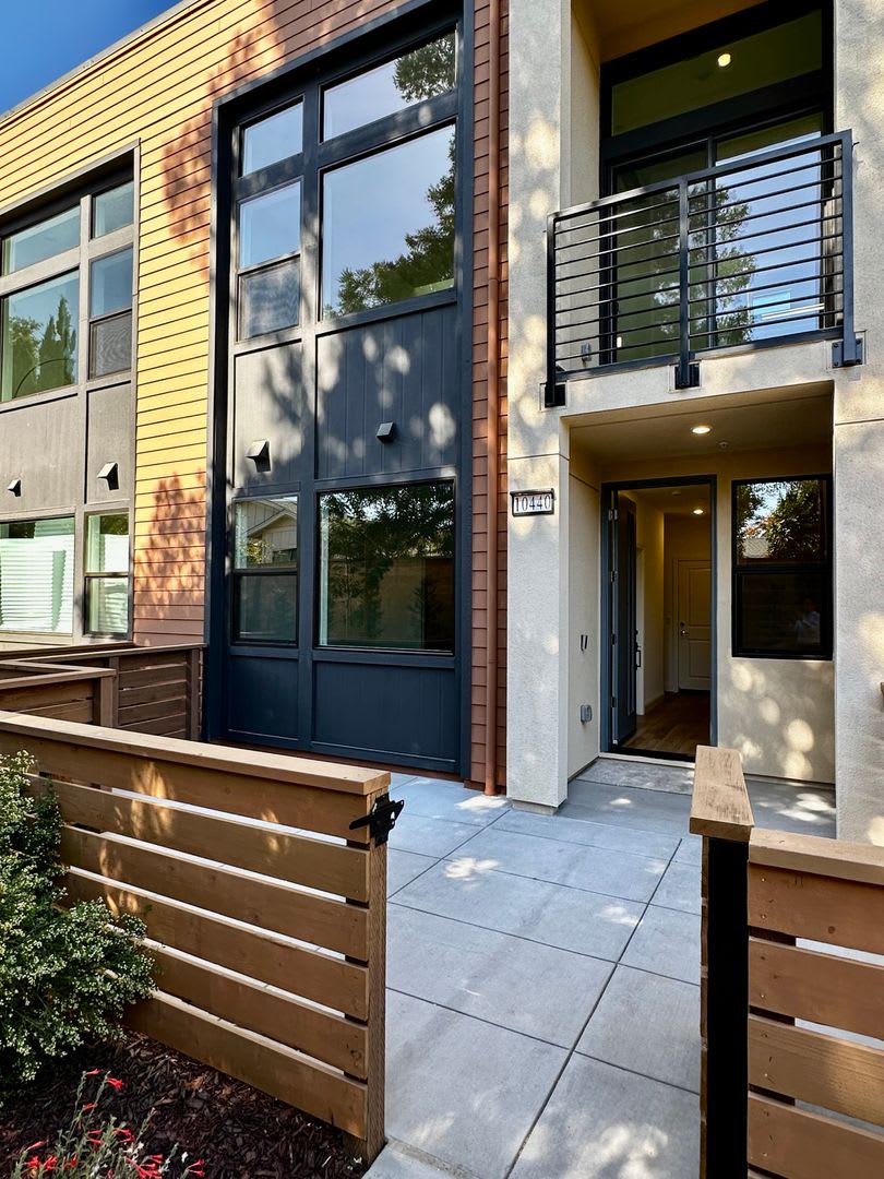 New Luxury Townhouse in Saratoga