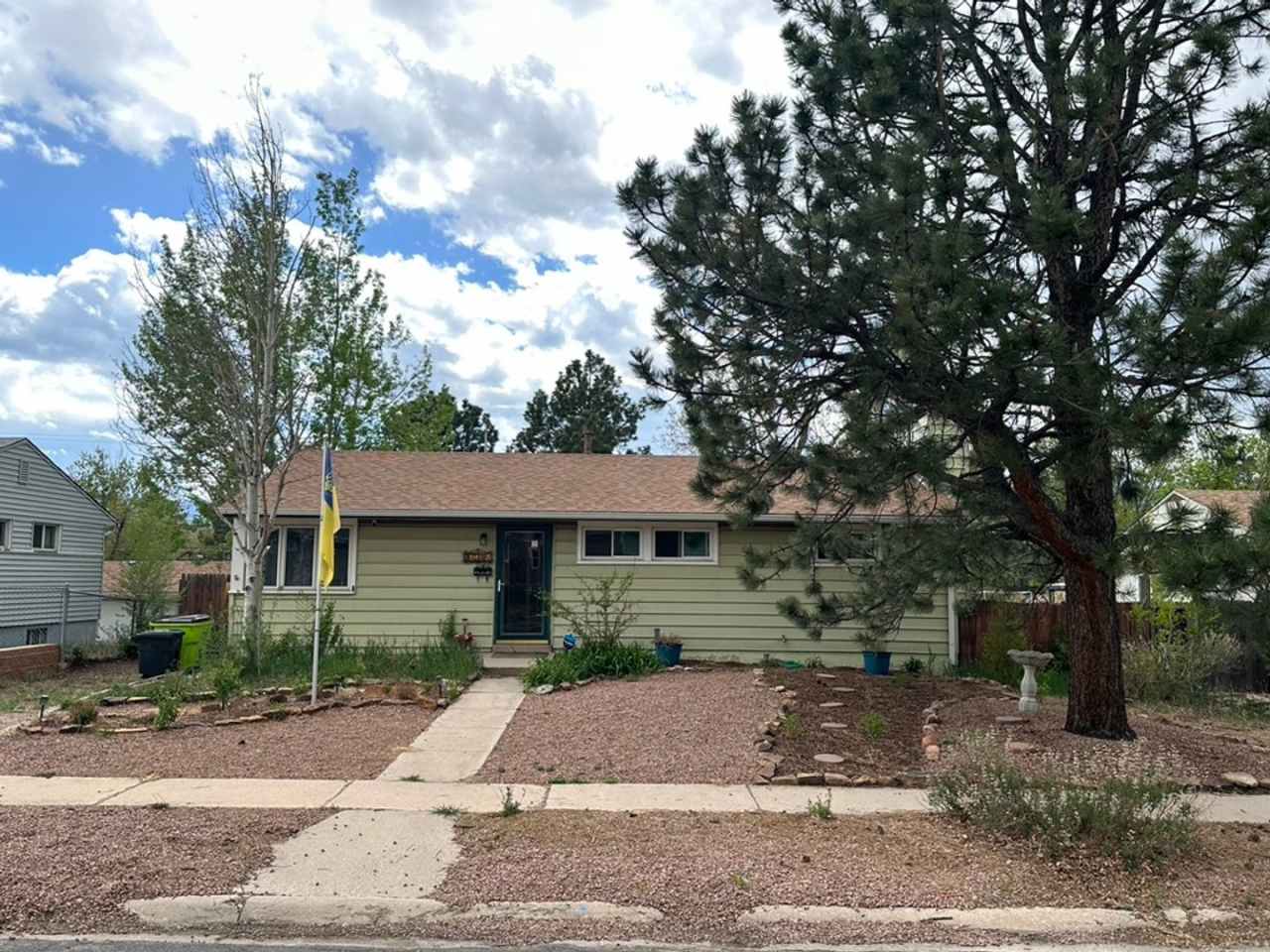 CUTE 3BD RANCHER WITH CHARACTER IN CENTRAL COLORADO SPRINGS