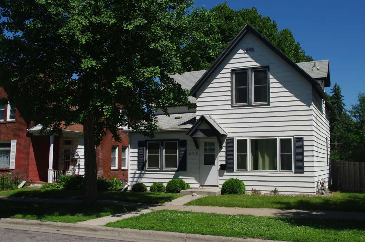 Large Garage!! Large 3 Bedroom House in Midway near Green Line