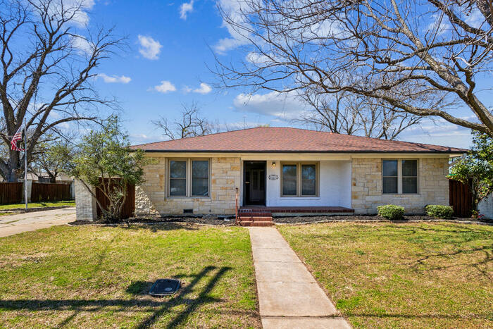 607 North College Street