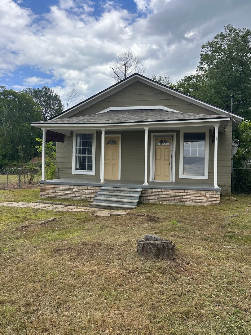 Freshly Remodeled 3 Bedroom / 1 Bathroom Home