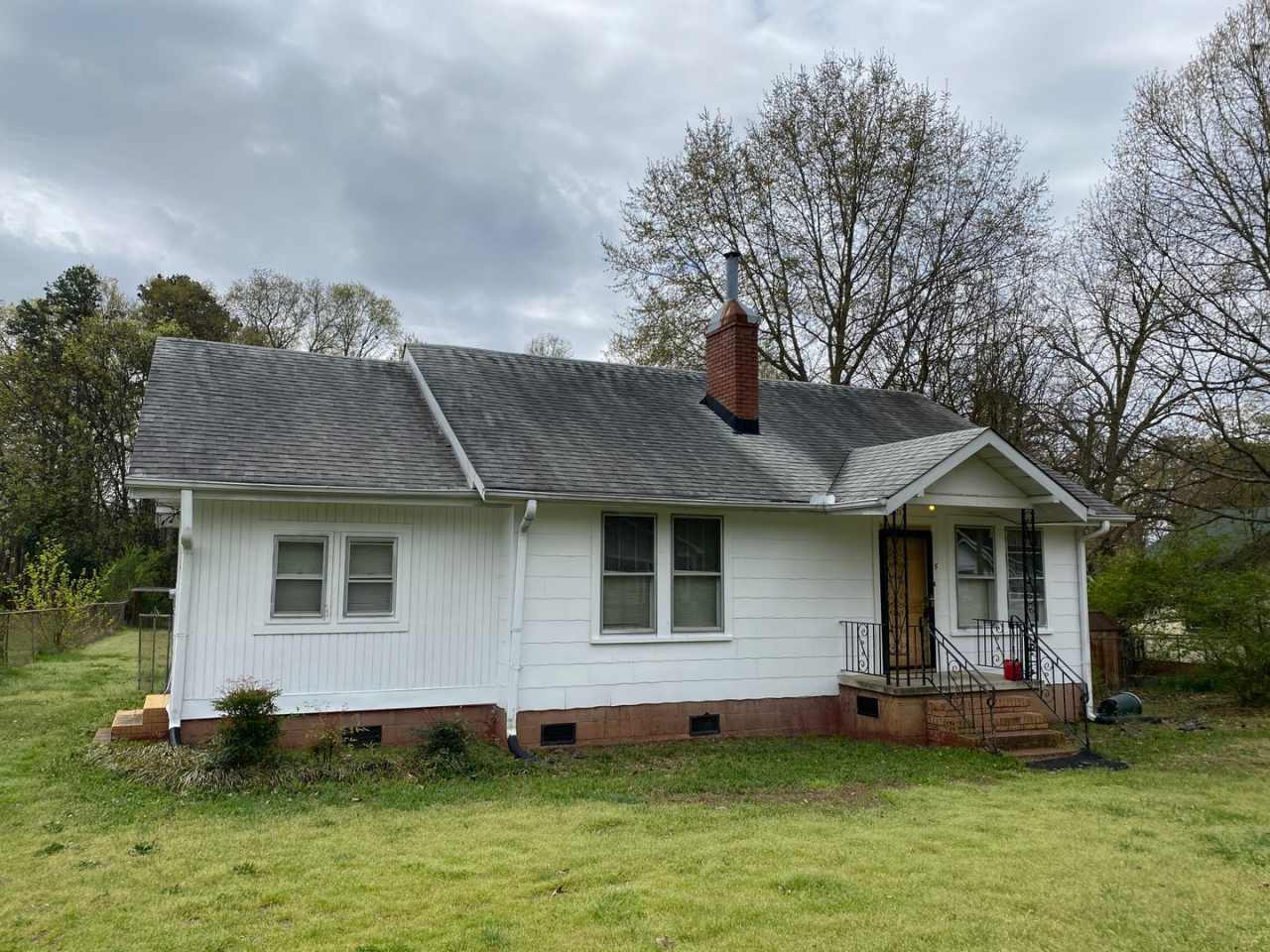 2 Bedroom 1 Bath Home In Greenville !Home is Freshly Painted on the Inside !