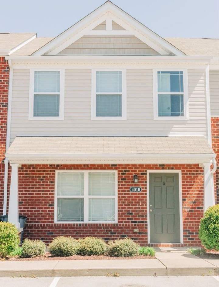 3 BR/ 2.5 BA Townhome in Somerset Springs in Spring Hill! Club House pool, workout area, etc..