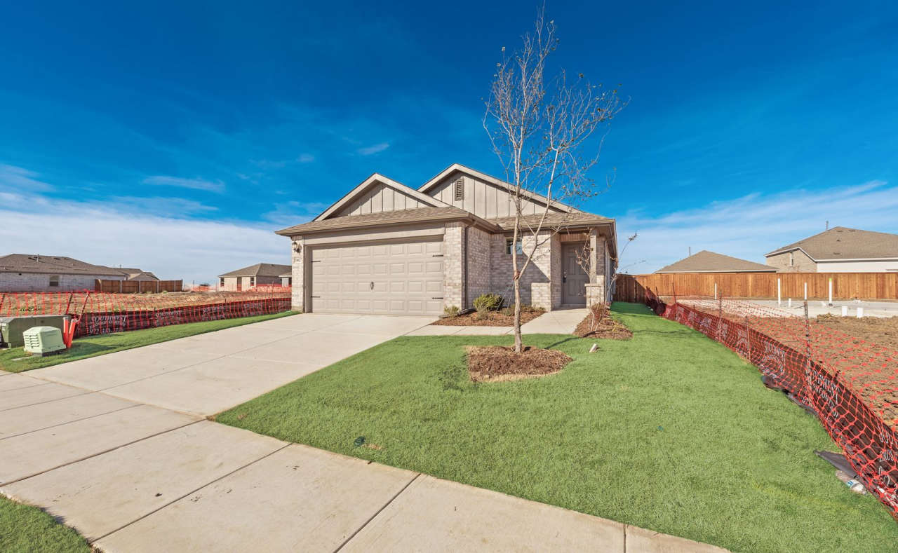 BRAND NEW 3 BEDROOM HOME IN BEAUTIFUL PILOT POINT!