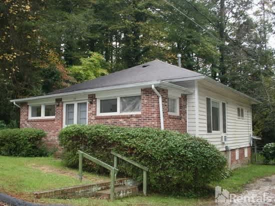 3 Bedroom home in Hendersonville!