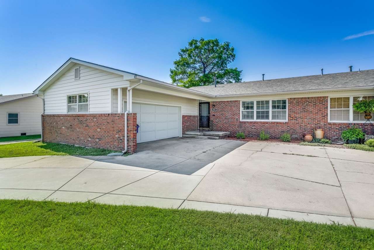 Spacious 3 bedroom 2 bath Duplex