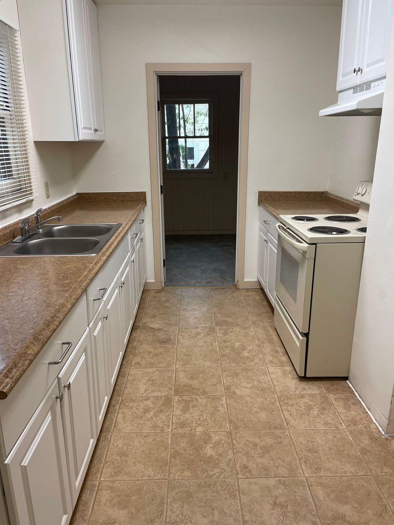 CHARMING 2 BED 1.5 BATH HOME IN DOWNTOWN AREA