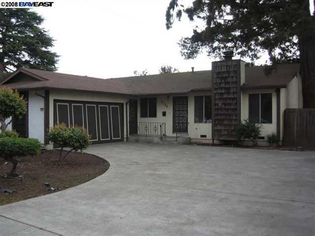 GREAT CENTRAL SAN LEANDRO LOCATION...2 BED/1/5 BATH.. GARAGE AND PARKING SPACE; LAUNDRY IN BUILDING.. MAKE THIS YOURS