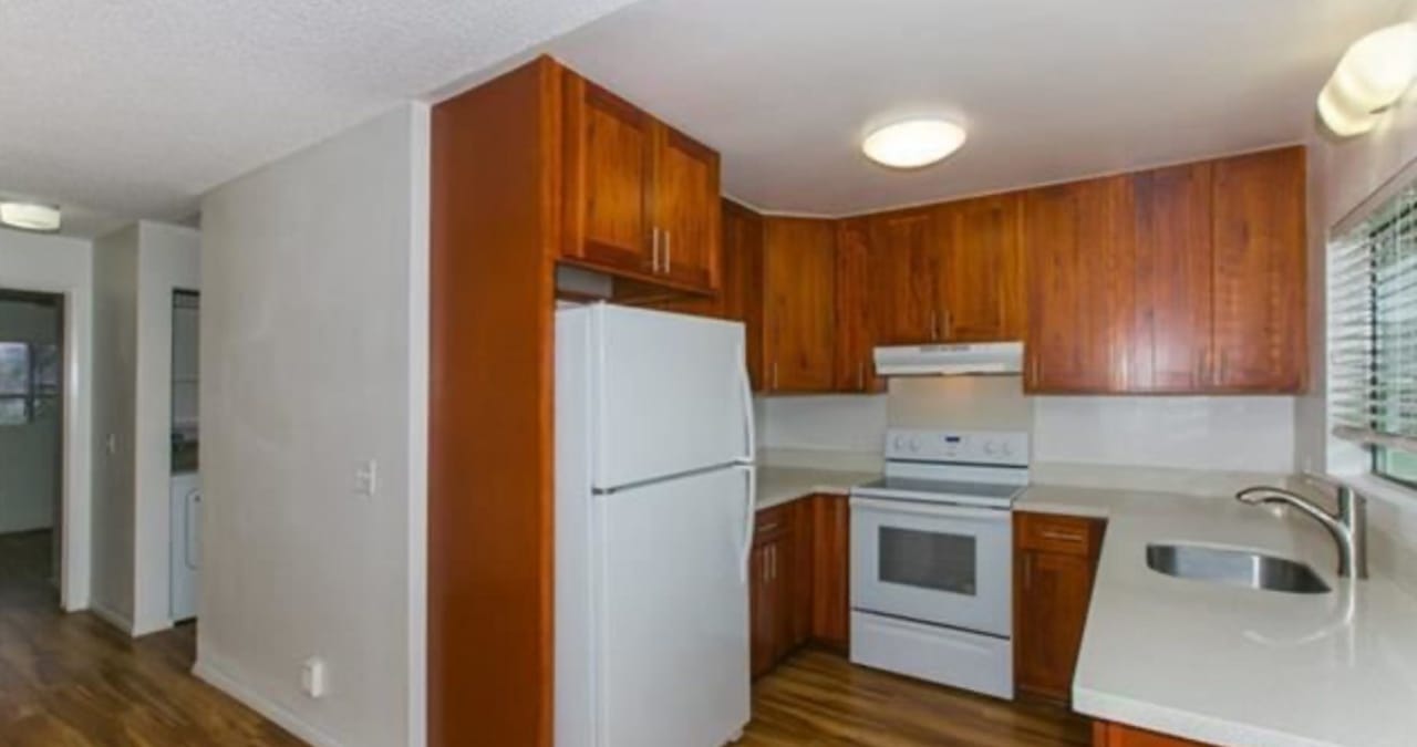 MILILANI PARKWAY: 2-bed, 1-bath, 2-parking town home