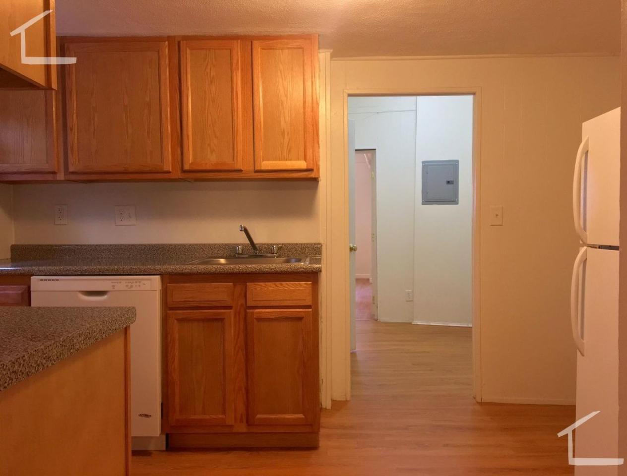 Great 1 bedroom Available NOW! Minutes from the Green Line