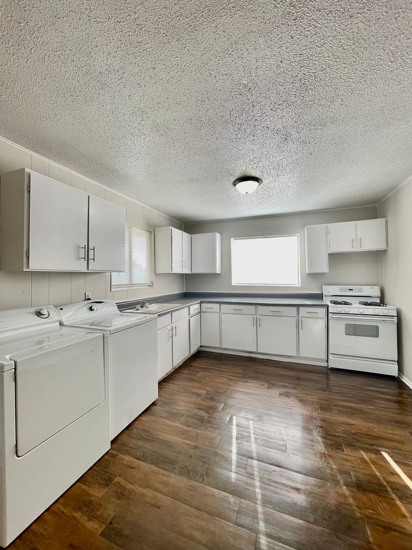 2 Bedroom / 1 Bathroom Duplex Unit with In-Unit Washer/Dryer Connections