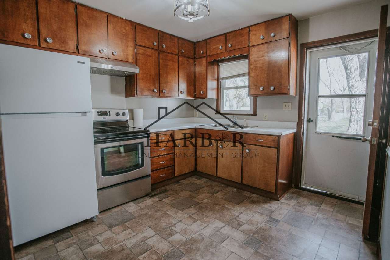 1206 10th St. NE- Large over sized garage with shop!