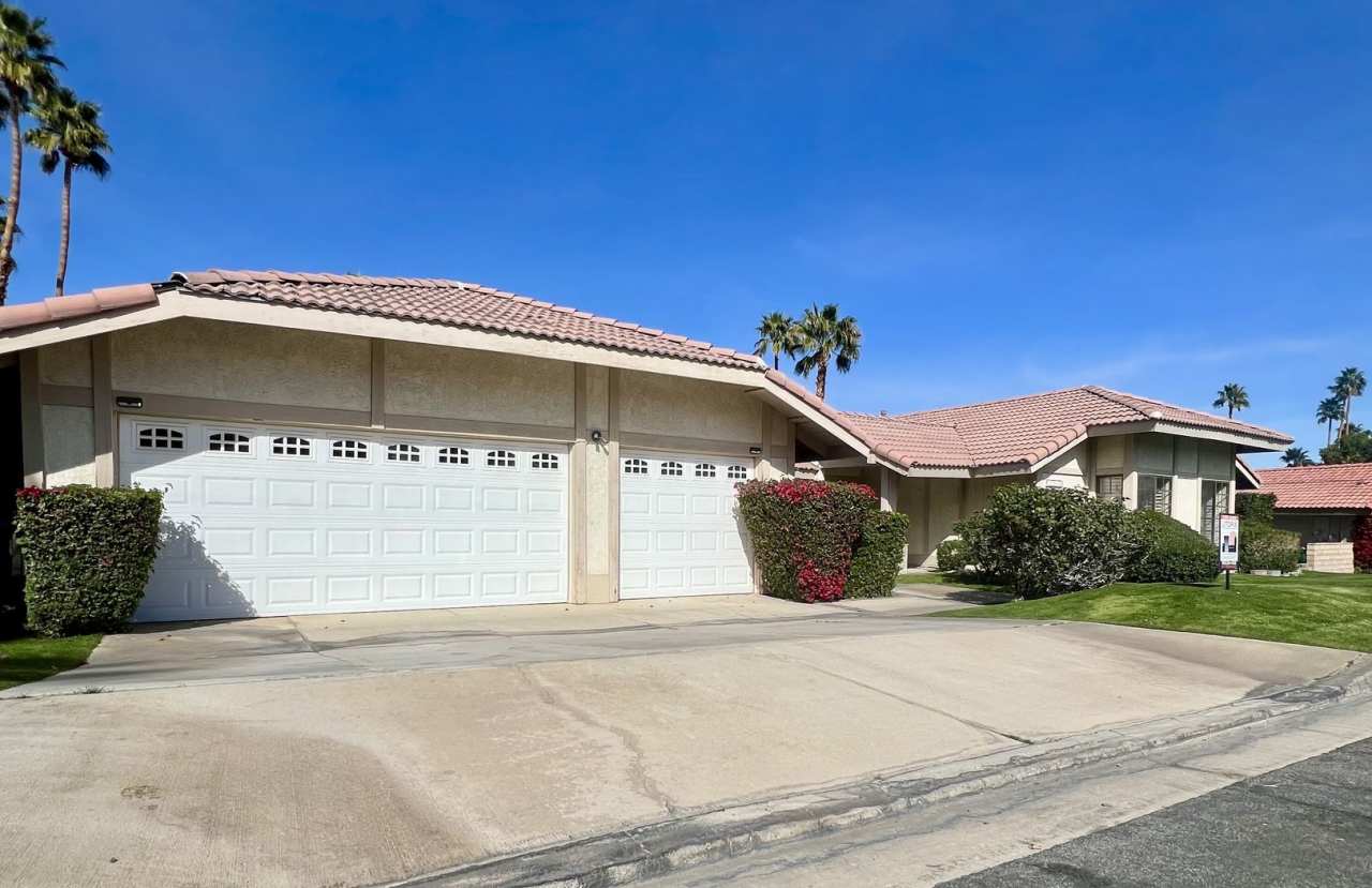 AVAILABLE NOW! 3 Bedroom 2.5 Bathroom Home in Palm Desert