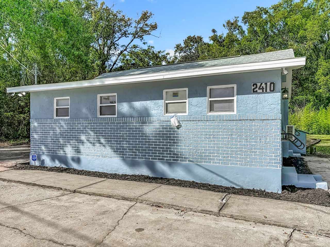 2 bed/1.5 bath Single-Family Home on Large Lot in Sanford!