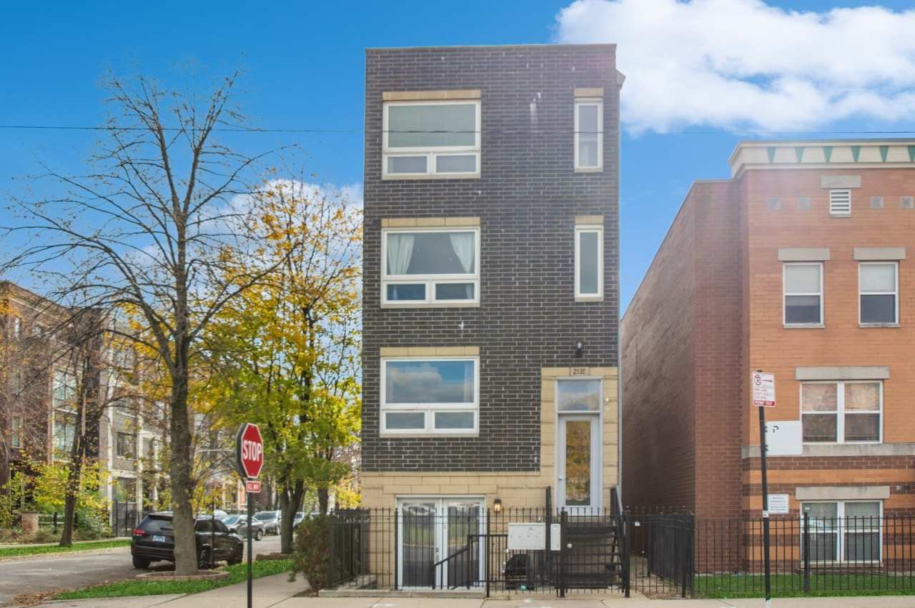 2135 W Adams Street