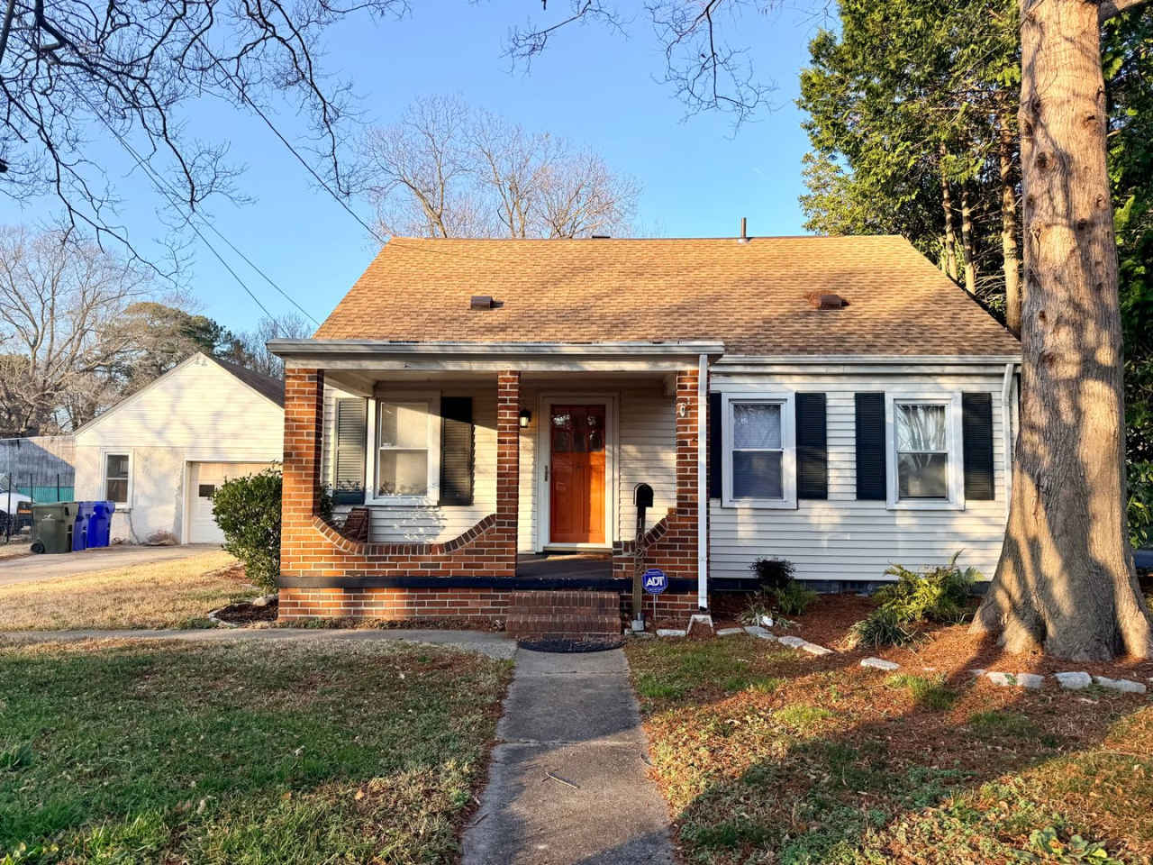 Charming Cape Cod Single Family with inground pool in Norfolk