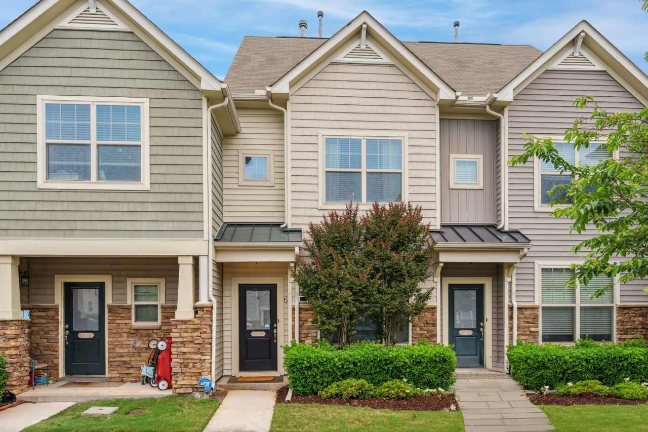 Beautiful 3 story townhome with office in Thompson Ridge! Minutes to Duke!