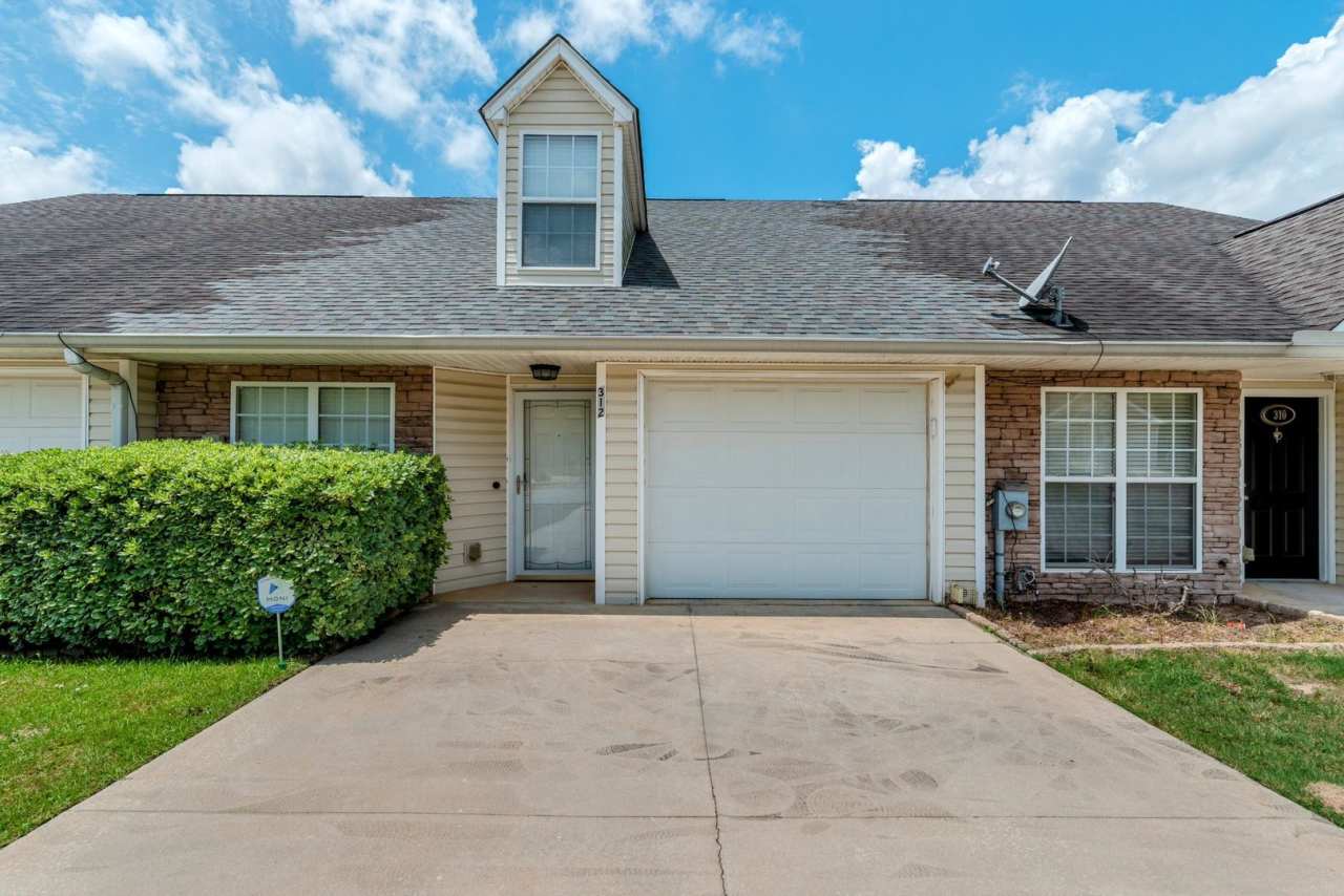 $1750 - Updated 3 bed/3 bath house conveniently located near Doctor's Hospital!