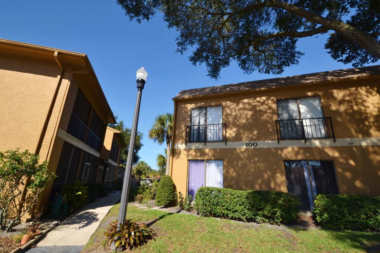 Gorgeous 1/1 Condo in Winter Springs ~ Updated Kitchen/Bath  Real Hardwood Floors!