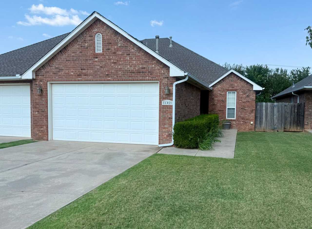 Beautiful Home in Surrey West of Yukon with Pool Access and Lawncare Included