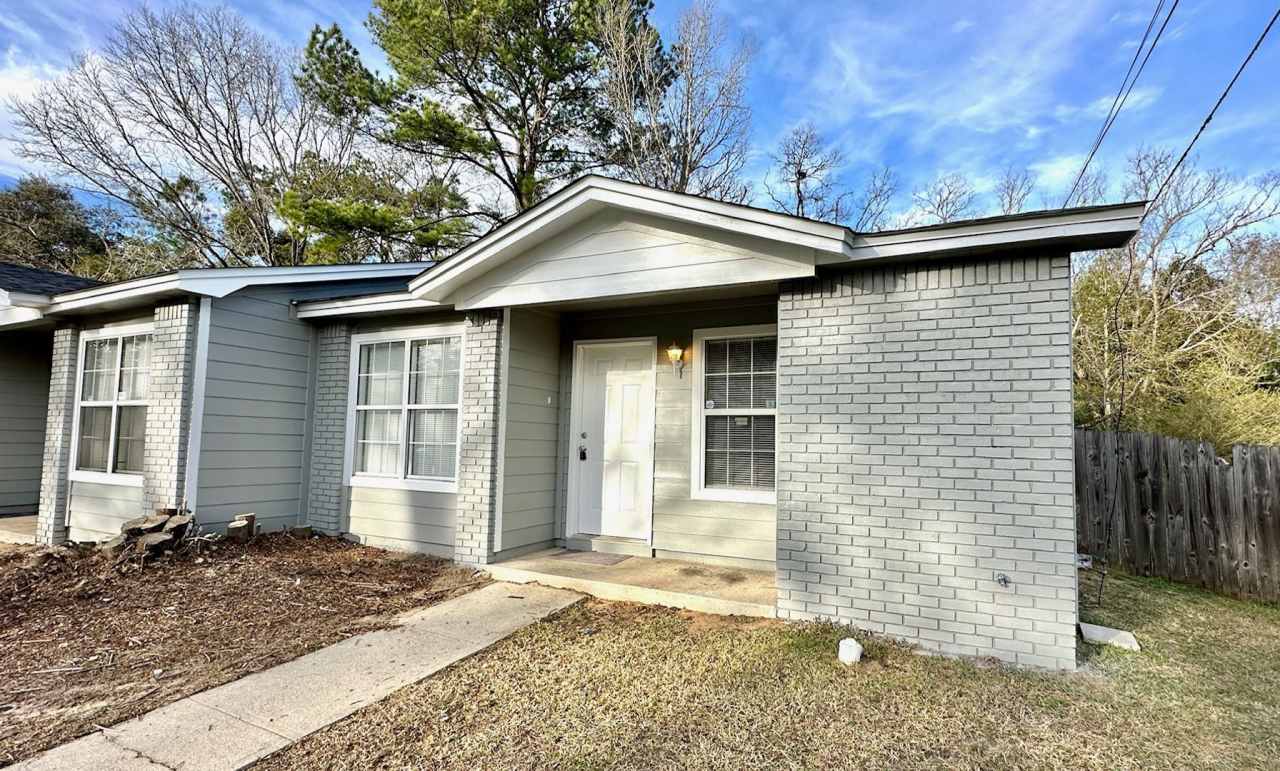 UPDATED 2/1 w/ Enormous Fenced Yard, Stainless Steel Appliances,  Granite Counters! Avail Feb 1st for $1295/month!