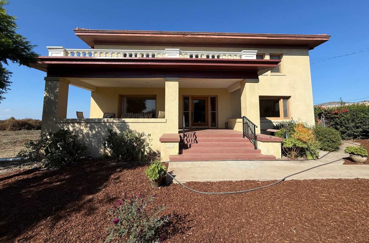 Spacious Somis Country Estate – 4+3 4,000 Sq. Ft. of Timeless Charm